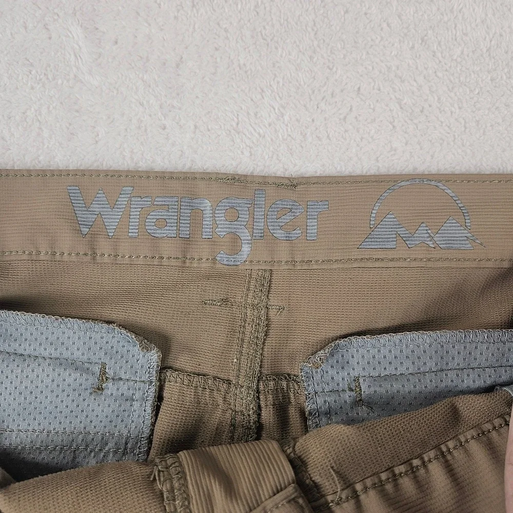 Wrangler ATG All Terrain Gear Mens Tan Khaki Performance Shorts Size 40 - Picture 2 of 9